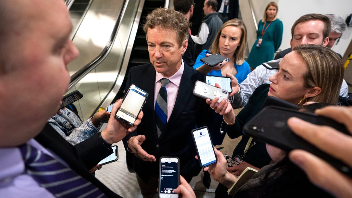 epa08133746 Reporters surround Republican Senator from Kentucky Rand Paul as he heads to the Senate floor ahead of the  Senate impeachment trial in the US Capitol in Washington, DC, 16 January 2020. Senate Majority Leader Mitch McConnell said the Senate trial against US President Donald J. Trump, on the charges of abuse of power and obstruction of Congress, will begin on 21 January.  EPA-EFE/JIM LO SCALZO ORG XMIT: JJL01