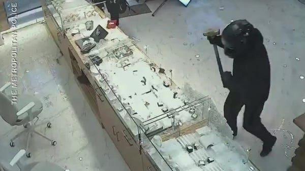 Thieves drive a Range Rover into a jewelry store f