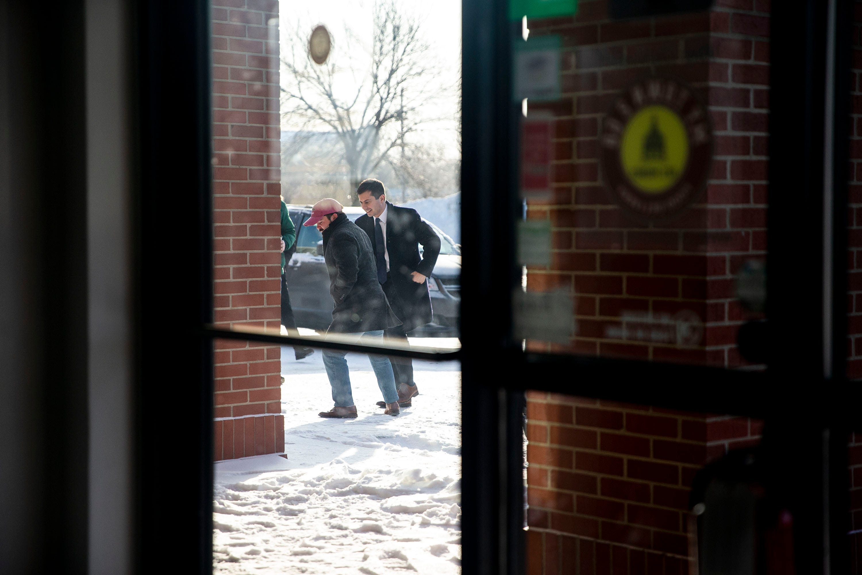 9:33 a.m., Clive — Pete Buttigieg climbs out of a car and heads inside 5 Borough Bagels in Clive to meet with mayors who are campaigning for him.