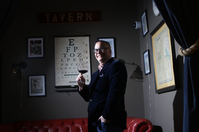 Jockey Hollow Bar & Kitchen'ın sahibi Christopher Cannon, Morristown'da bir kadeh şarapla poz veriyor.