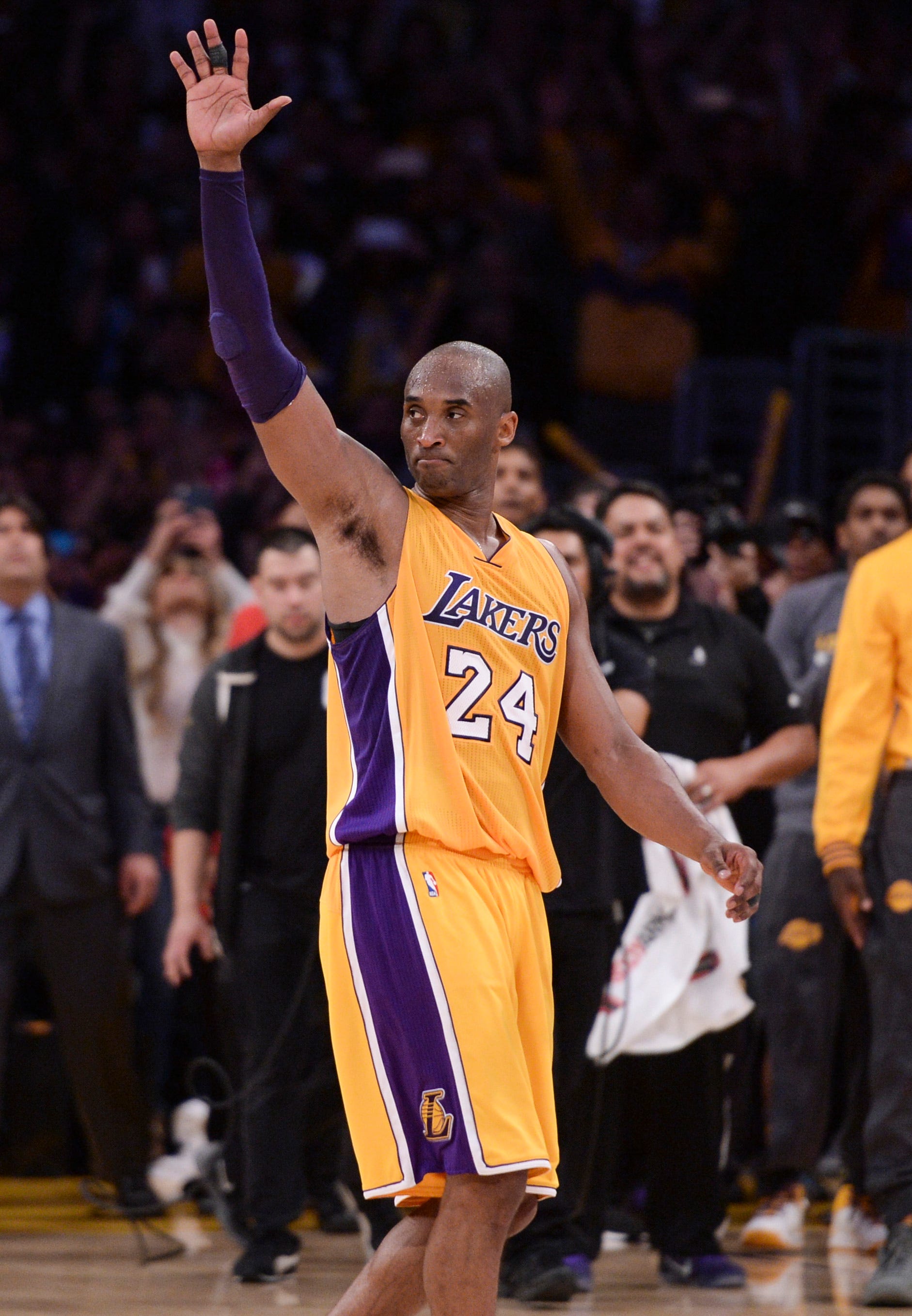 kobe pulling shirt