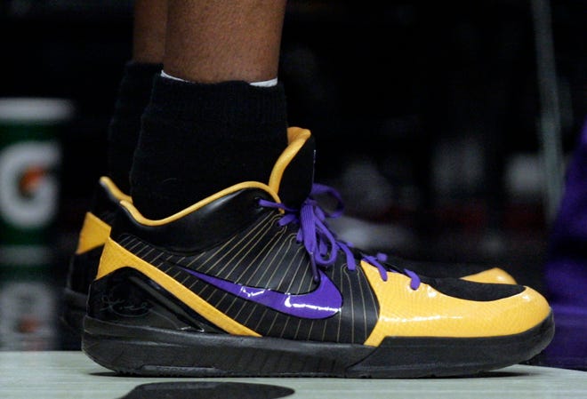 udføre Forstærke konsensus Nike sells out of Kobe Bryant merchandise online; shoe plan pending