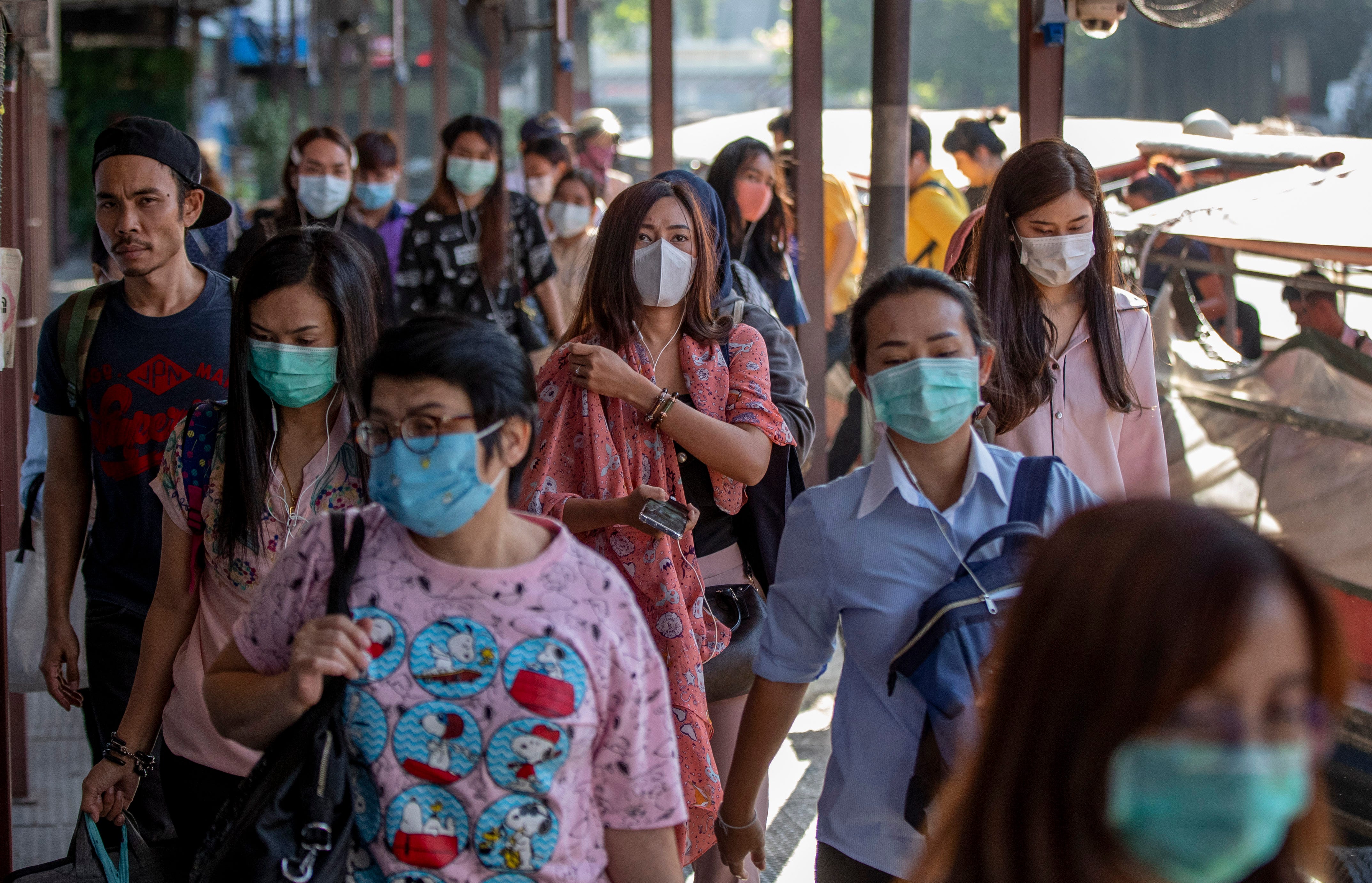 Люди едят в масках. Таиланд люди в масках. Пандемия маски.
