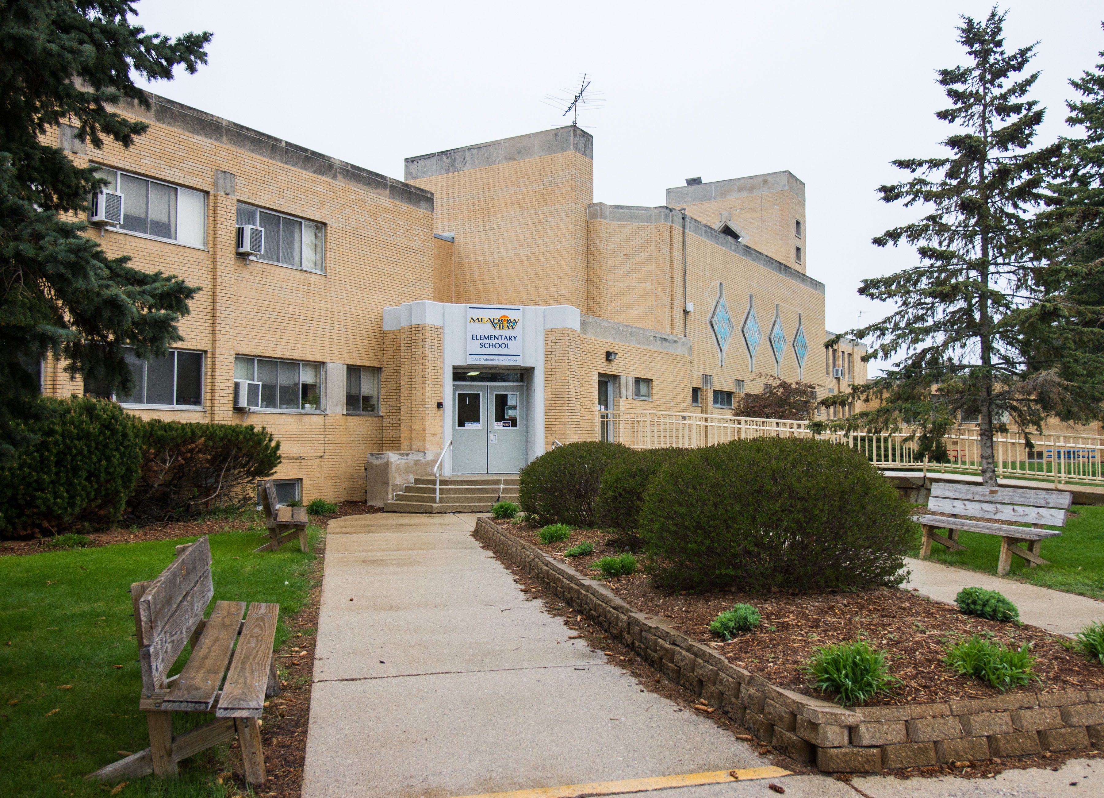 Oconomowoc school board split on old Meadow View property