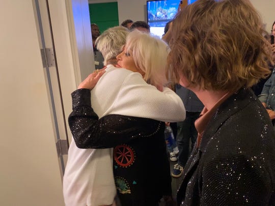 Tanya Tucker meets Justin Bieber, gifts him a cross necklace