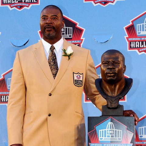 Chris Doleman poses with his bust at the 2012 Pro 