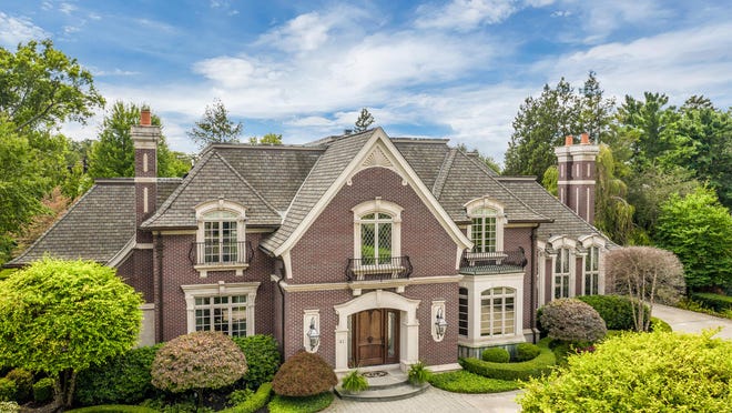 3 9m Grosse Pointe Shores Mansion Filled With Lavish Materials