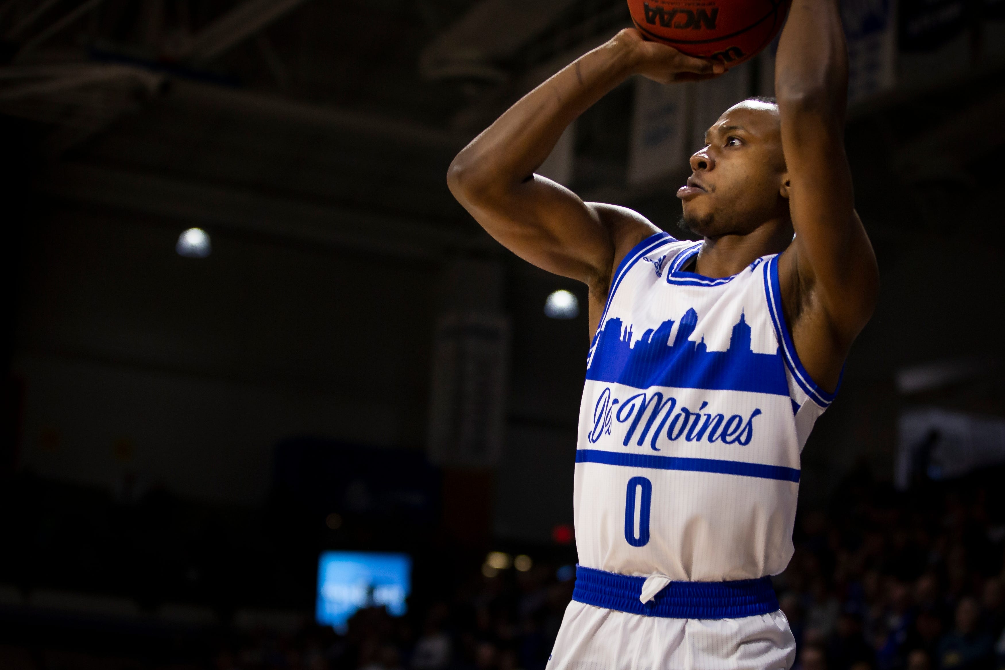 Drake Men S Basketball Liam Robbins Defense Key In Win Over Bradley