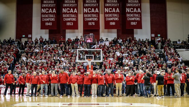 Bobby Knight Returns To Indiana S Assembly Hall Amid Cheers Tears