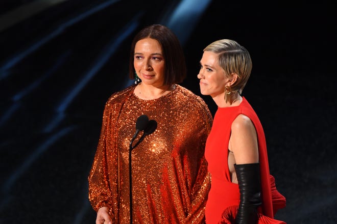 'Saturday Night Live' and 'Bridesmaids' buddies Maya Rudolph (left) and Kristen Wiig gave us a surprise musical act.