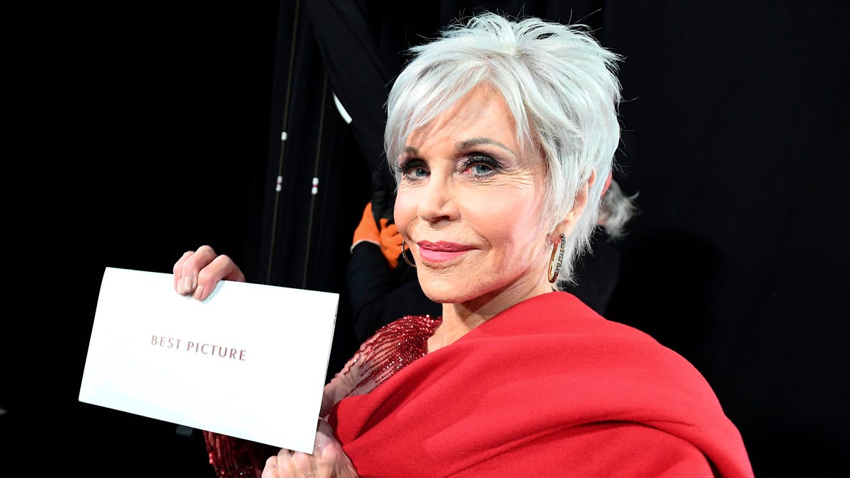 Jane Fonda shows off the best picture envelope minutes before declaring "Parasite" the winner.
