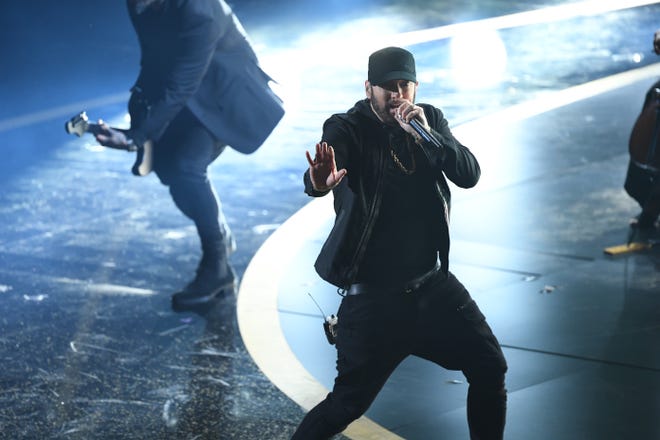 What year is it? Eminem showed up at the Oscars to perform 'Lose Yourself' and we were all having flashbacks to 2002.
