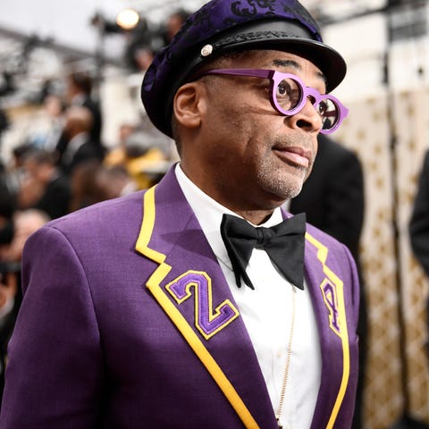 Spike Lee honors Kobe Bryant with his suit at the 
