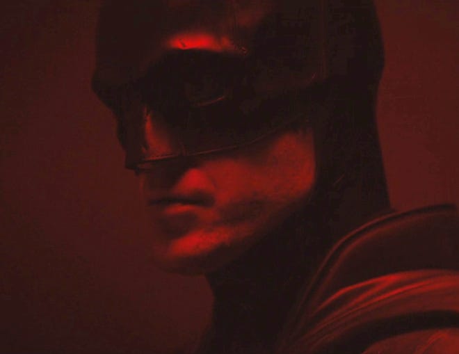 Robert Pattinson con indosso il costume di Batman