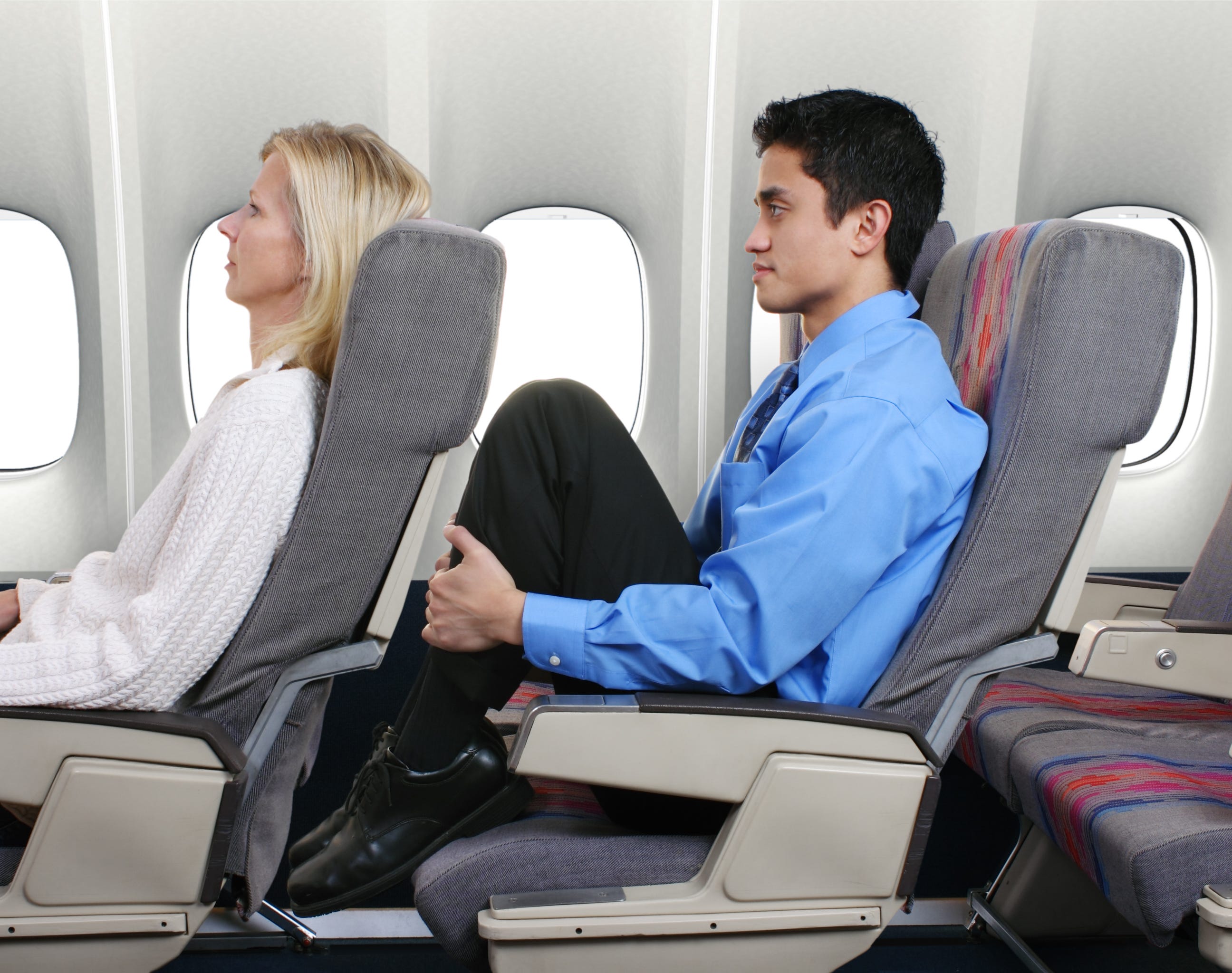 Позваной пассажир. Кресло "самолет". Сиденья в самолете. Человек сидит в самолете. Сижу в самолете.