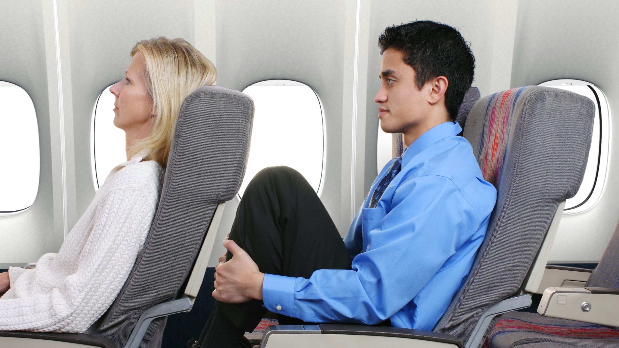 Можно ли сидеть в горячей. Неудобные места в самолете. Кресло "самолет". Человек сидит в самолете. Сиденья в самолете.