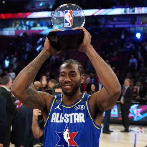 Kawhi Leonard hoists the Kobe Bryant All-Star MVP 