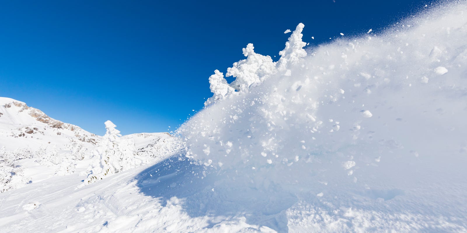 Снежок масса. Лавина. Лавина в горах Сочи. Порошковая лавина. Снежная лавина.