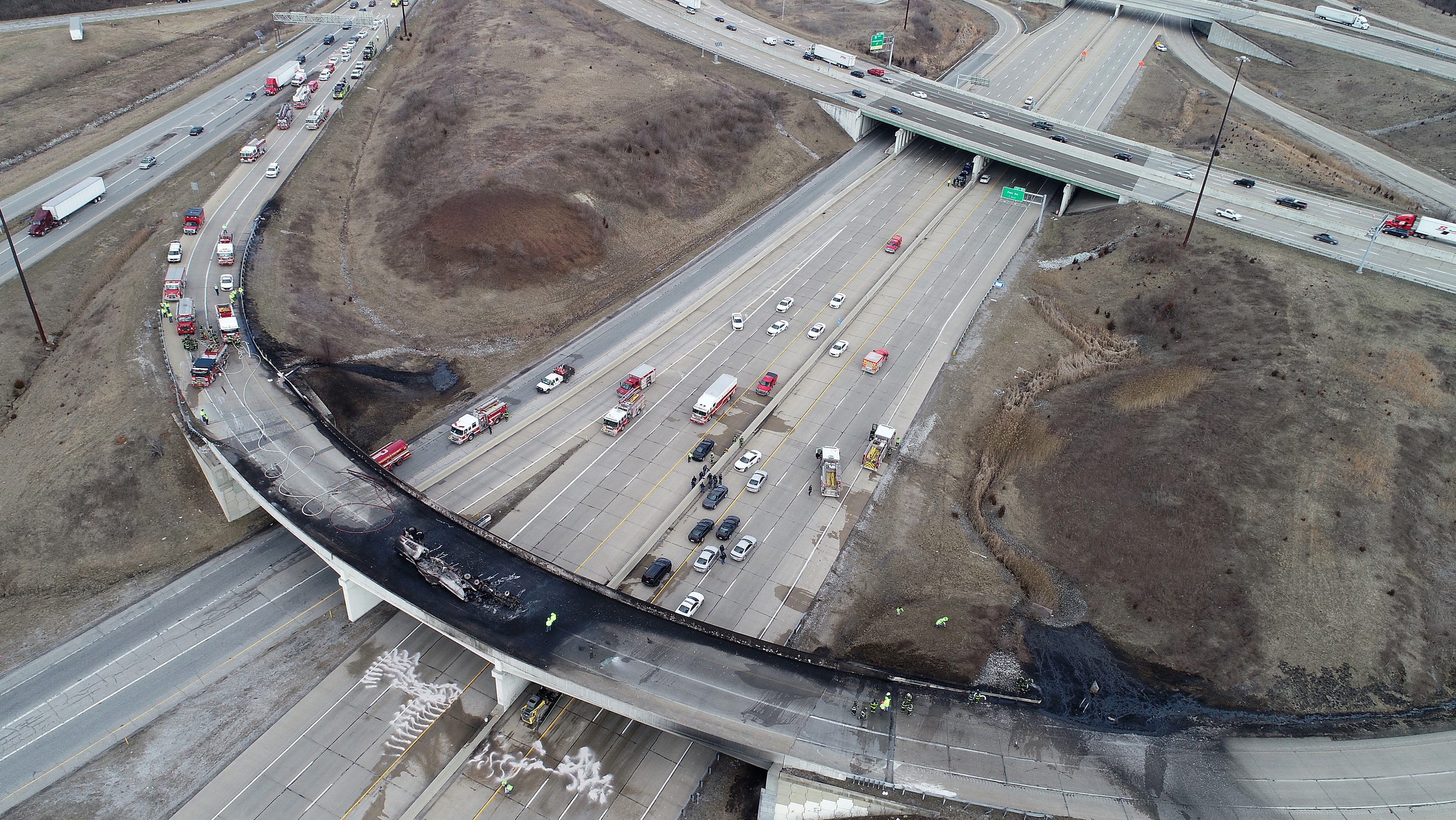 Fire in Indianapolis Jet fuel tanker ignites ramp at I465, I70