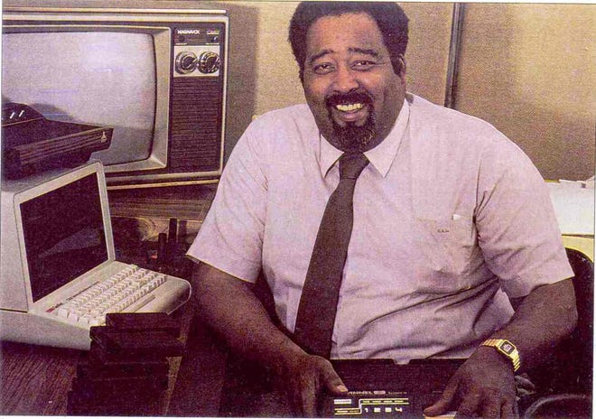 Jerry Lawson, qui a supervisé la création du système de jeu vidéo domestique Channel F de Fairchild Camera and Instrument Corp., le premier à utiliser des cartouches de jeu interchangeables;  montré ici sur une photo numérisée du magazine Black Enterprise.
