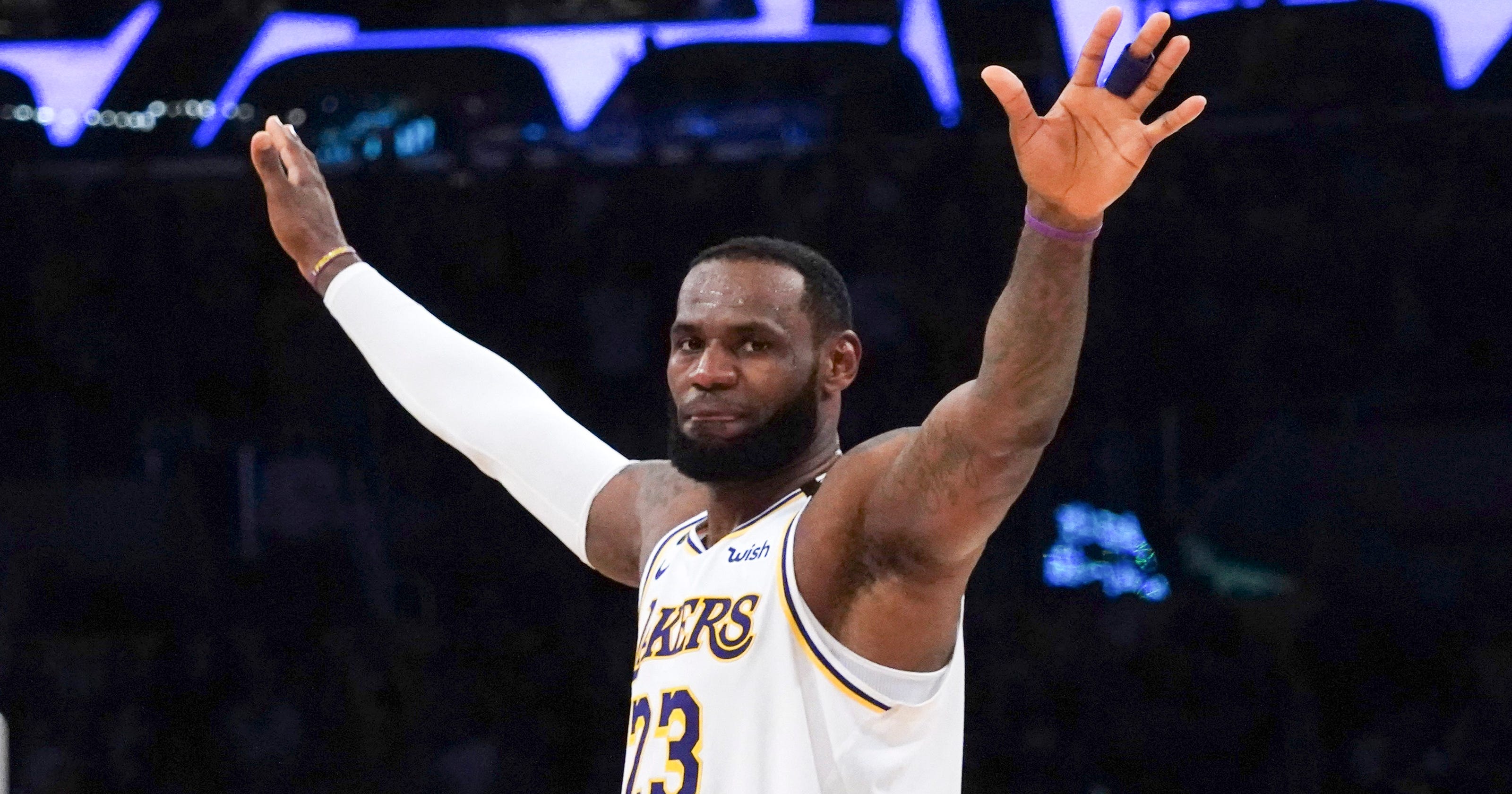 Lebron Hits Clutch Late Jumper Lakers Hold Off Celtics