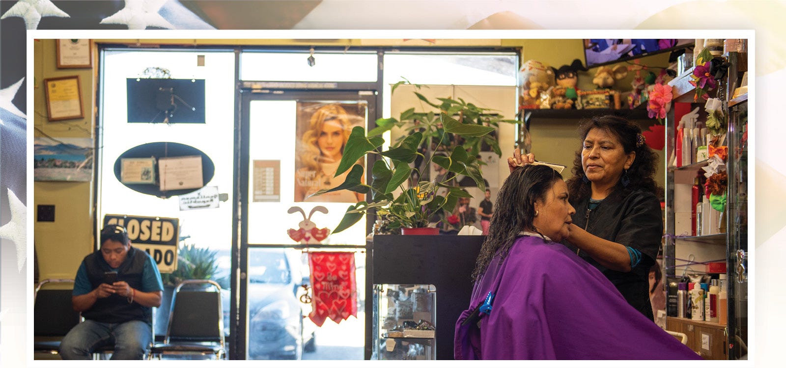 Fausta Ibarra, 59, dueña del salón de belleza Tropical Cuts en Salinas, California, peina a una de sus clientas mientras habla de su rutina diaria. Ibarra ha sido la dueña de este salón por más de 20 años. La foto fue tomada el 7 de febrero del 2020.