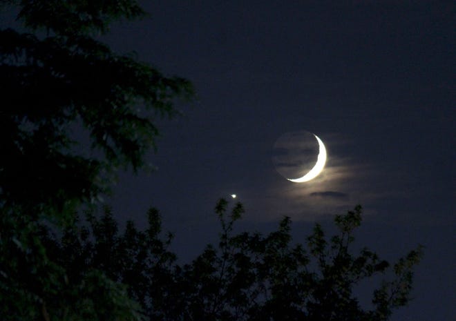 Luna creciente junto a la deslumbrante Venus.