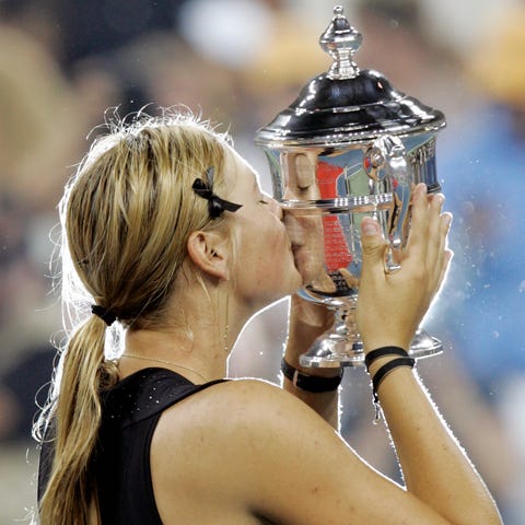 Maria Sharapova kisses the women's singles champio