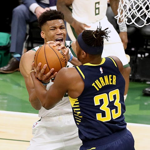 Milwaukee Bucks forward Giannis Antetokounmpo (34)