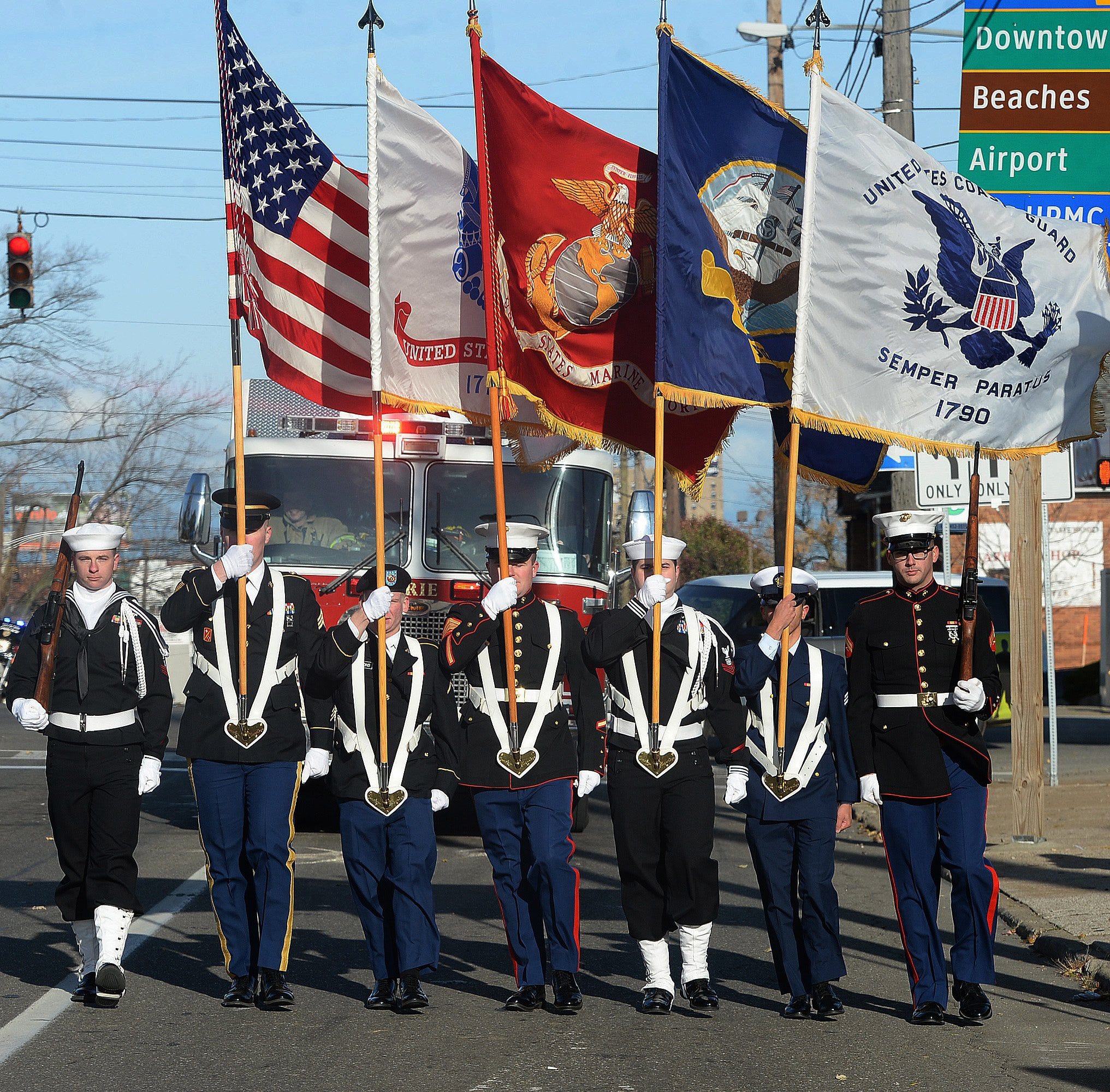 Miembros de todas las fuerzas militares marchan en el desfile del Día de los Veteranos en la calle State en Erie, Pennsylvania, el sábado 11 de noviembre del 2017. Los hispanos son la minoría de mayor crecimiento en las filas militares, constituyendo alrededor del 16% de todo el personal activo, según el Departamento de Defensa.
