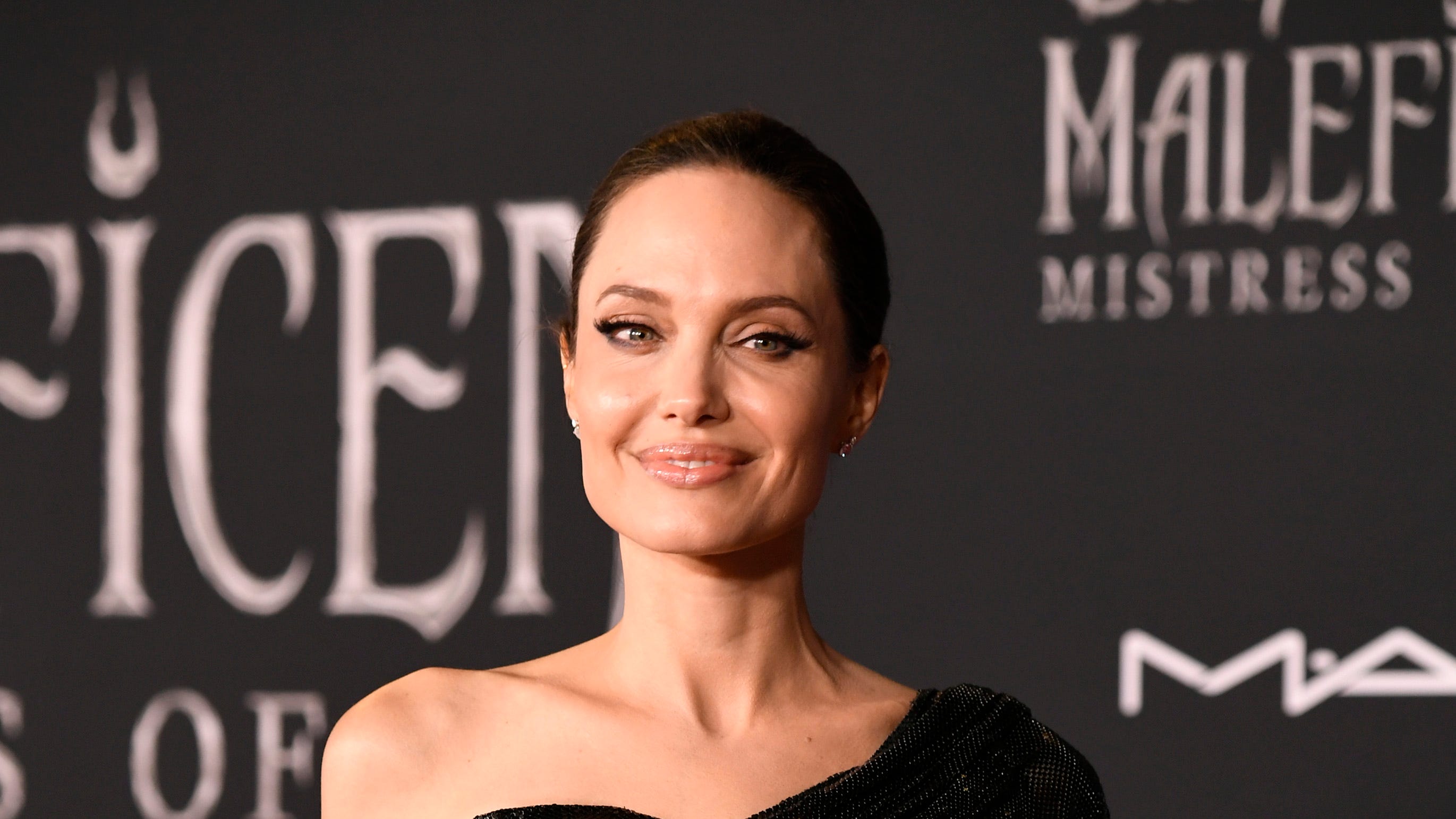 Анджелина джоли оскар. Анджелина Джоли фото сейчас 2022. Актриса с 4 Оскарами. Мама Джоли. Анджелина Джоли на Украине.