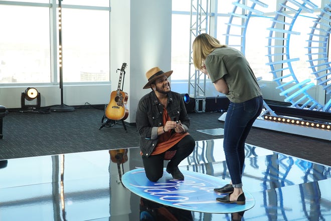 Scottsdale's Jordan Jones proposes to Leaira Gavern at his "American Idol" audition.