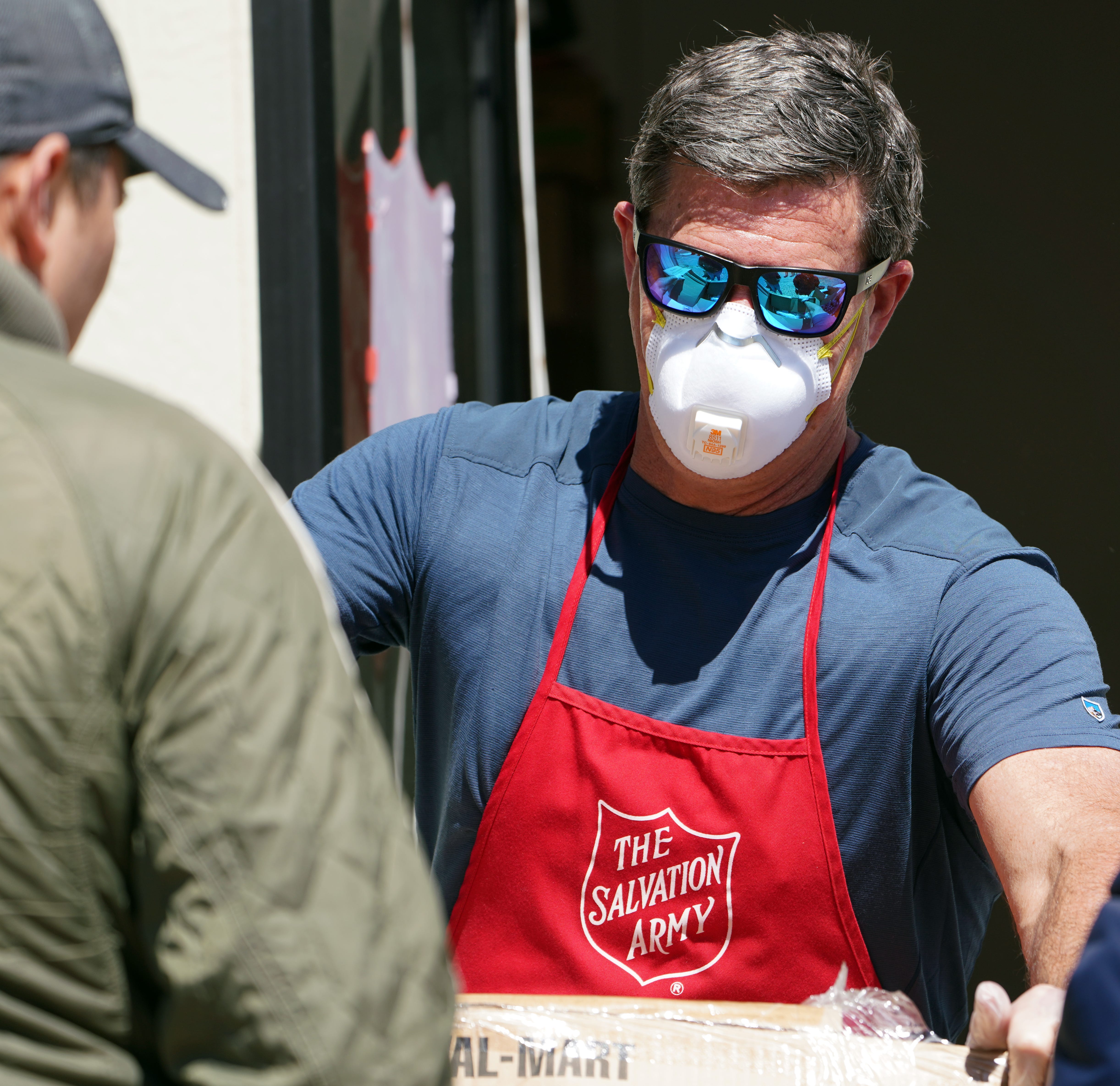 Coronavirus How To Help Salvation Army Volunteers Bring Families Food