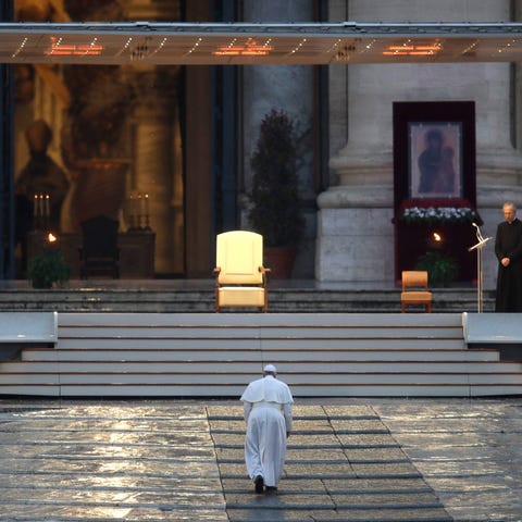 Pope Francis arrives to deliver an Urbi et orbi pr