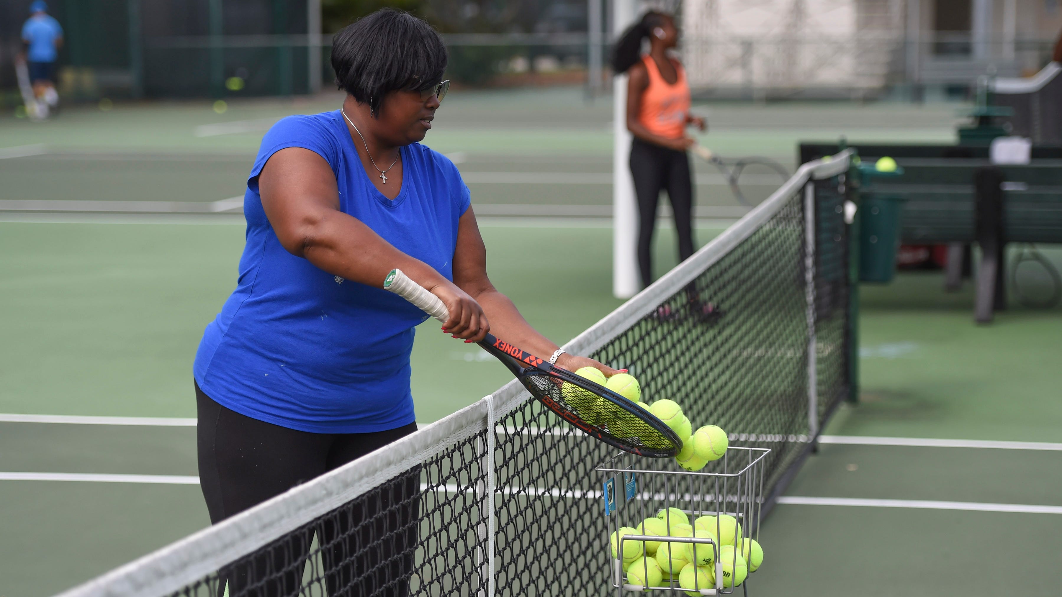 Les résidents jouent au tennis au Lawnwood Tennis Center le mardi 31 mars 2020, à Fort Pierce.  Les courts de tennis du complexe Lawnwood restent ouverts au public, avec des restrictions à l'entrée.