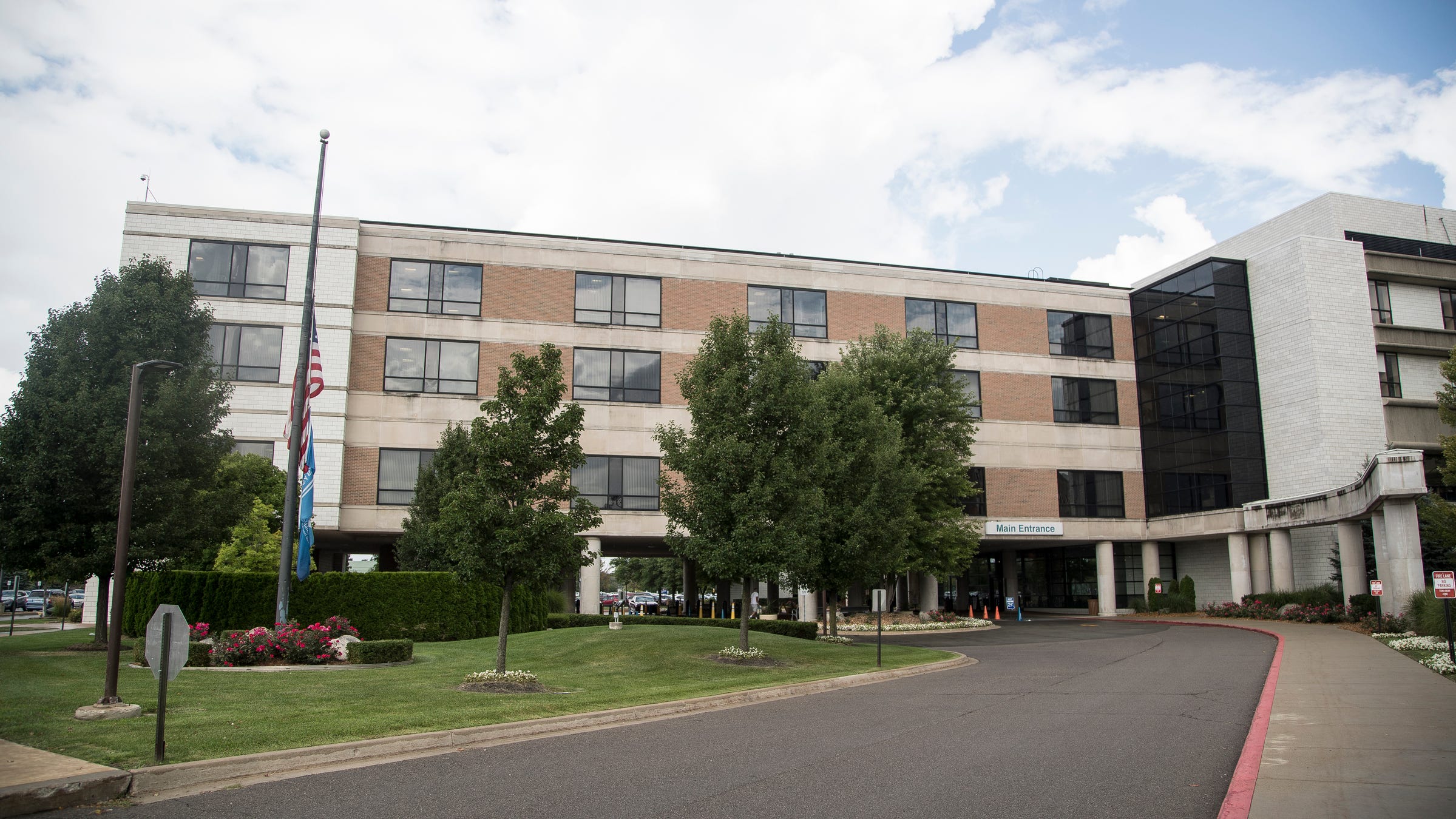 Henry Ford Macomb Hospital's ICU at capacity due to coronavirus cases