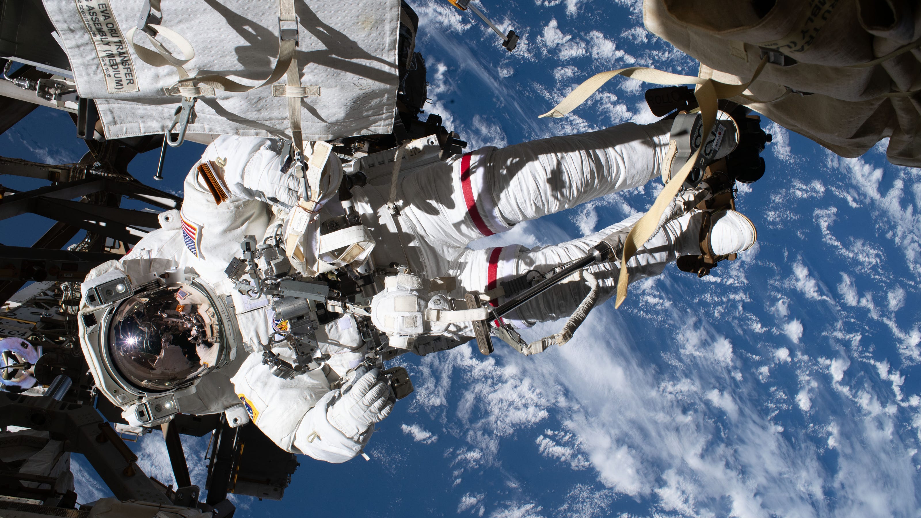 Первый длительный полет в космос. Космонавты в невесомости на МКС. Станция МКС. Орбитальная станция МКС. Космос и орбитальный полет.