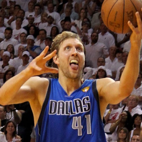 Dirk Nowitzki scores with 3.6 seconds left to give