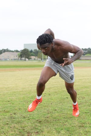 Huntington's De'Kelvion "DK" Beamon works out recently at the school.