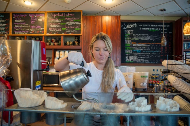 La propietaria Courtlyn Crosson prepara un café en Coffee Corral en Red Bank. Su bebida de café favorita es el café helado con avena.