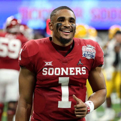 Oklahoma Sooners quarterback Jalen Hurts (1) react