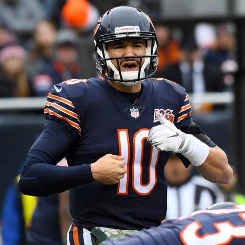 Chicago Bears quarterback Mitchell Trubisky (10) r