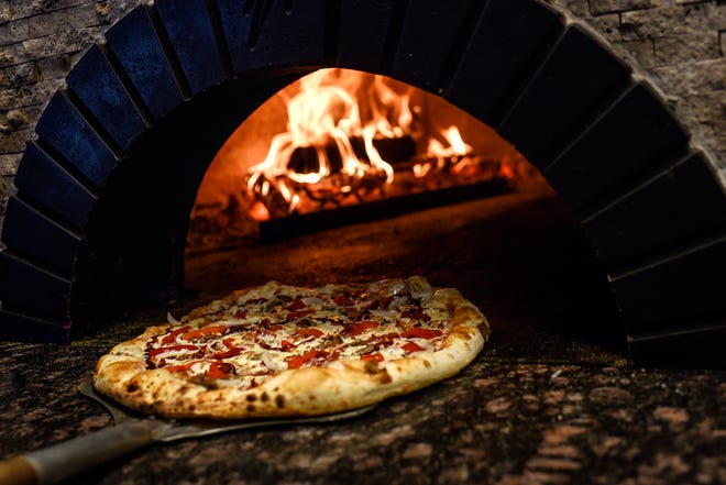 Μια πίτσα τραβήχτηκε από το φούρνο την Πέμπτη 30 Απριλίου 2020, σε έναν φούρνο από τούβλα με ξύλα στο Ντιτρόιτ Φράνκι στο Λάνσινγκ.