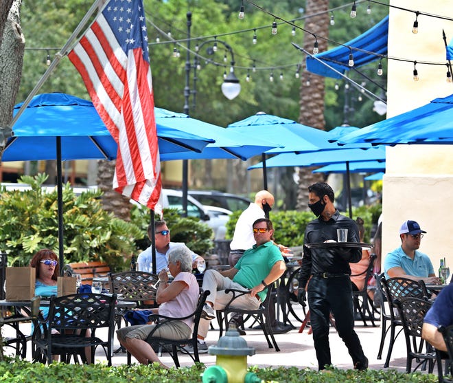 Lunch customers dine outside of Parkshore Grill, Beach Drive, St. Petersburg, Monday, May 4, 2020.  The business had been closed due to the coronavirus pandemic but reopened Monday. (Scott Keeler/Tampa Bay Times/TNS) 