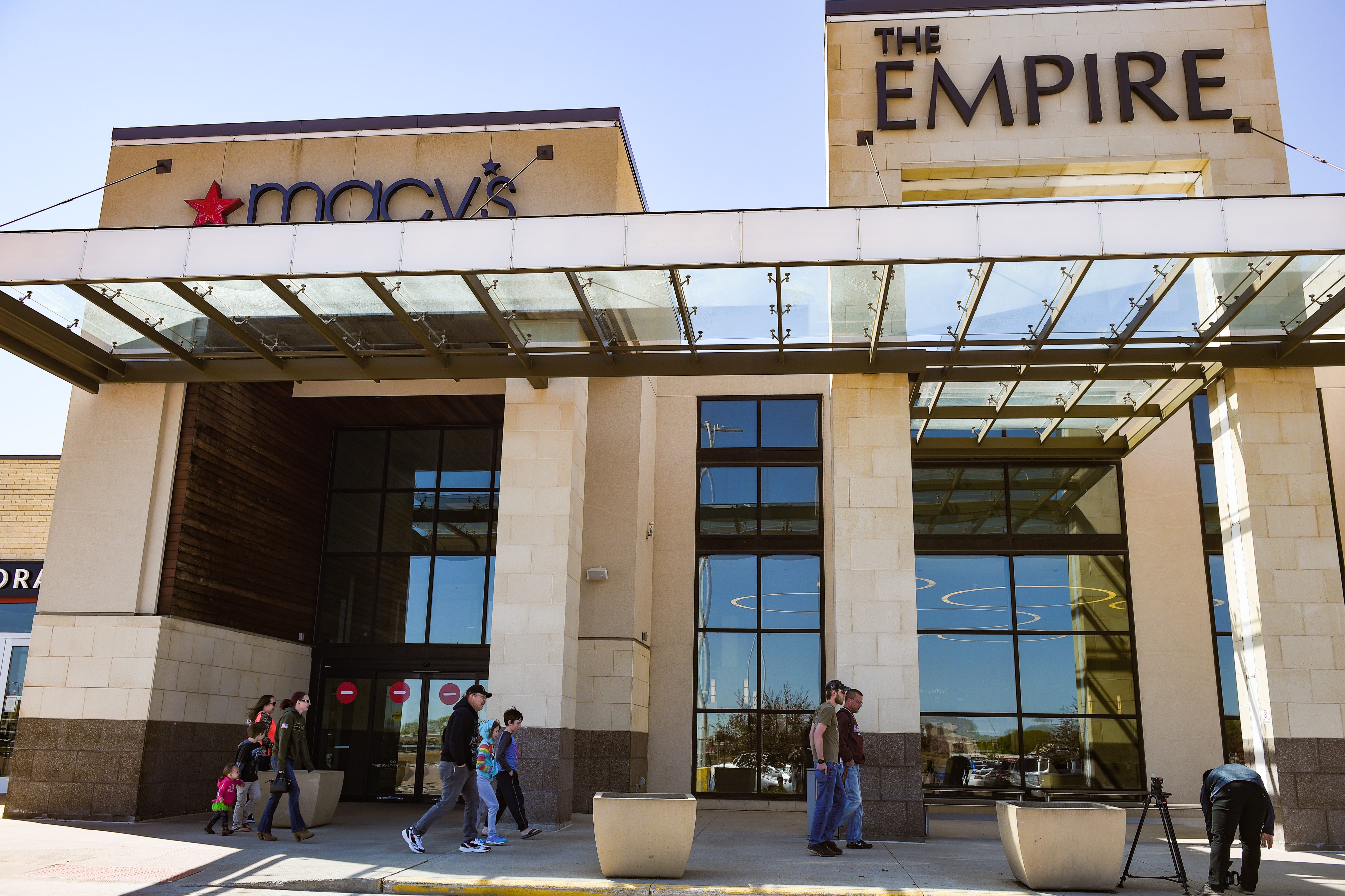 Empire Mall Formal, wedding dress store Windsor set for Sioux Falls