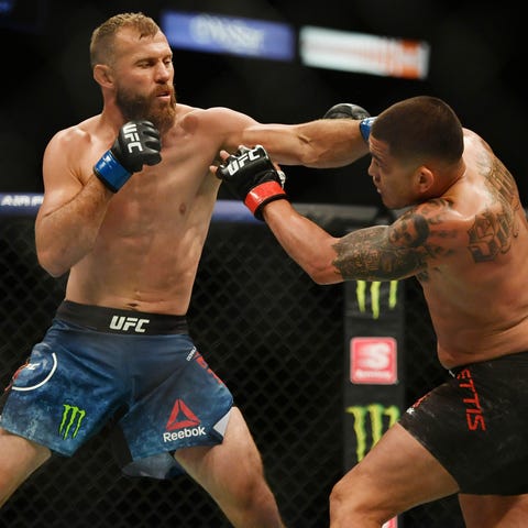 Anthony Pettis (red gloves) fights Donald Cerrone 