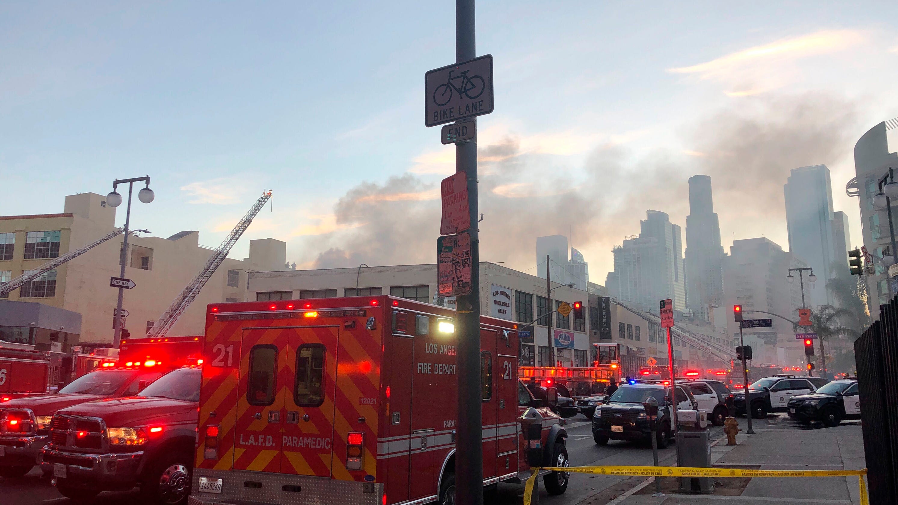 Пожарный Департамент Лос Анджелеса. Firefighter 9 участок Лос Анджелес. Лос Анджелес взрыв. Downtown взрыв.