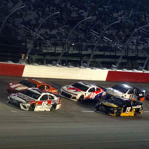 Kyle Busch (18) leads the pack during the 2019 Sou