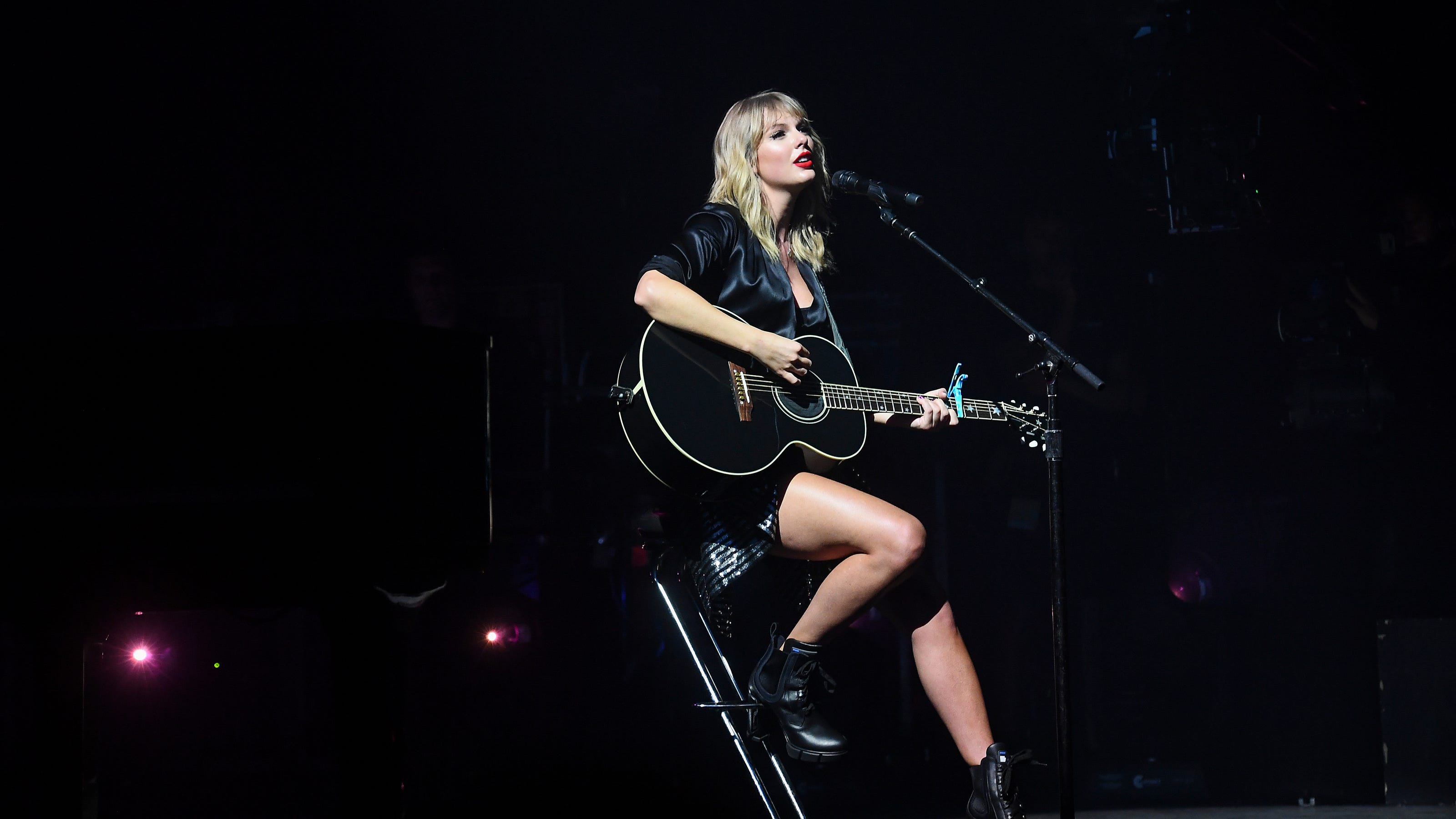 Taylor Swift Gets Intimate In Acoustic Filled City Of Lover Concert