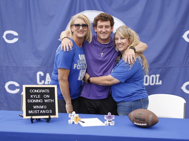 Carlsbad's Kyle Daniell with his aunt Bonnie McKenzie, left, and mother Dawn Danielle, right, signs his letter of intent to attend Western New Mexico University on May 19, 2020.